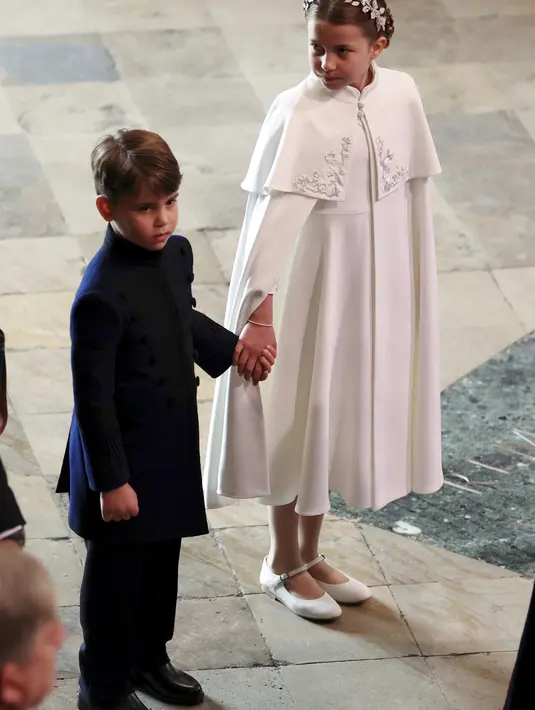 Penampilannya makin bersinar dengan headpiece silver bermotif dedaunan yang mengingatkan kepada hiasan kepala milik Kate Middleton yang dikenakan sang bunda di perhelatan yang sama. (Phil Noble/Pool Photo via AP)