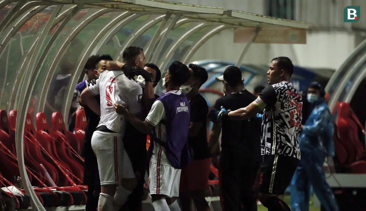 Marko Simic yang tampil kurang memuaskan digantikan oleh Alfriyanto Nico Saputro di akhir pertandingan dan langsung terlihat mengoceh kepada official tim yang berada dibangku cadangan. (Foto: Bola.com/Ikhwan Yanuar)