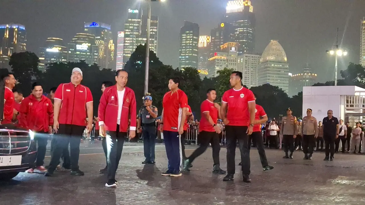 Presiden Joko Widodo (Jokowi) dan Ibu Negara Iriana menyaksikan langsung pertandingan Timnas Indonesia melawan Filipina di Stadion Utama Gelora Bung Karno (GBK) Jakarta, Selasa (11/6/2024). (Liputan6.com/Lizsa Egeham)