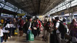 Hari Raya Idul Fitri Kian Dekat, Ribuan Pemudik Padati Stasiun Pasar Senen Jakarta