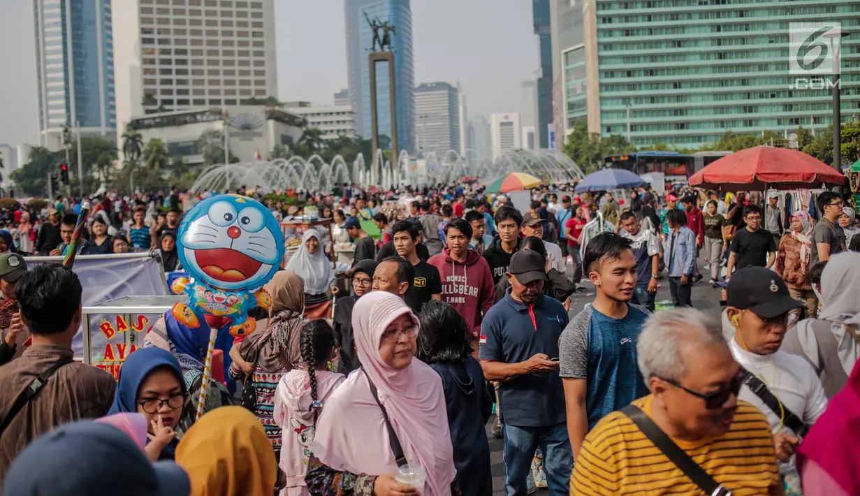 Warga dan pedagang kaki lima (PKL) memadati kawasan car free day (CFD), Bundaran HI, Jakarta, Minggu (4/8/2019). Banyaknya PKL yang berjualan tidak pada tempatnya membuat semrawut dan mengganggu aktivitas olahraga. (Liputan6.com/Faizal Fanani)