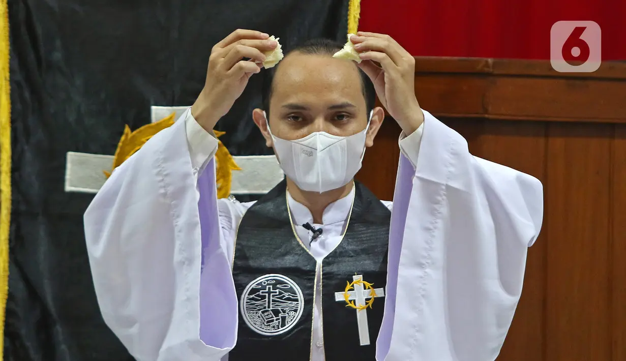 Pendeta David Slhite melakukan prosesi ibadah misa Jumat Agung pada rangkaian Hari Raya Paskah di Gereja Immanuel, Jakarta, Jumat (2/4/2021). Dalam suasana pandemi, misa Jumat Agung diselenggarakan dengan memberlakukan pembatasan kedatangan jemaat serta secara daring. (Liputan6.com/Herman Zakharia)