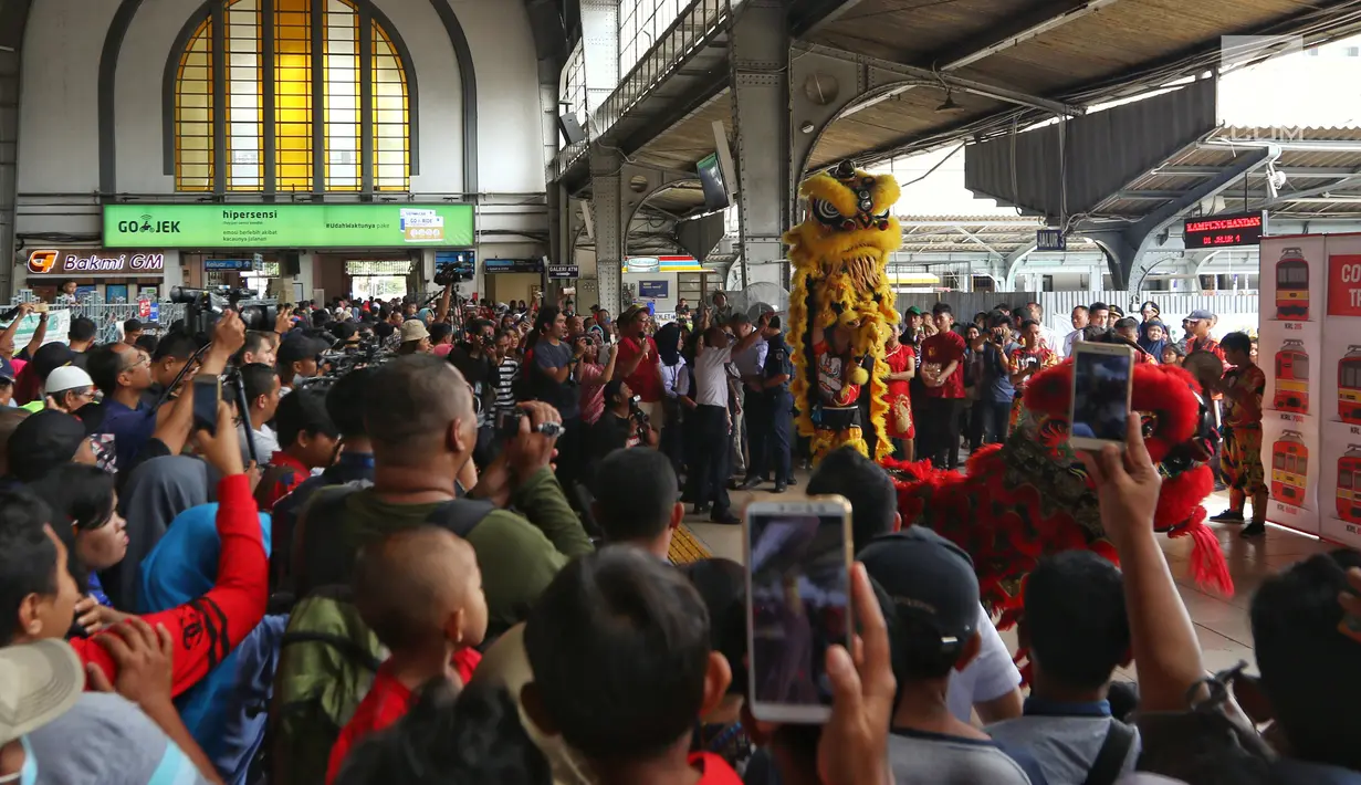 Penumpang menyaksikan pertunjukan Barongsai di stasiun Jakarta-Kota, Selasa (5/2). Di Tahun Baru Imlek ini PT KAI menghadirkan hiburan Barongsai serta meluncurkan KMT tematik dan pemberian fortune cookies bagi pengguna jasa KRL. (Liputan6.com/Johan Tallo)