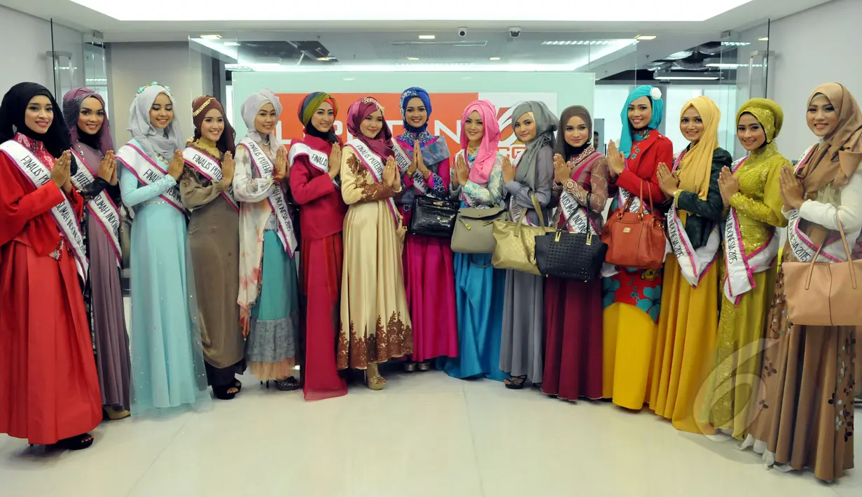 Para finalis Puteri Muslimah Indonesia mengunjungi kantor redaksi Liputan6.com, SCTV Tower, Senayan, Jakarta, Kamis (7/5/2015). Kunjungan tersebut dalam rangkaian menuju Malam Puncak Puteri Muslimah Indonesia. (Liputan6.com/Panji Diksana)
