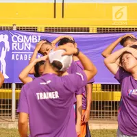Peserta melakukan pemanasan saat Coaching Clinic di Stadion Soemantri Brodjonegoro, Jakarta, Sabtu (28/7). Kegiatan dalam Combi Run Academy juga didukung komunitas dan penggiat olahraga lari. (Liputan6.com/Fery Pradolo)