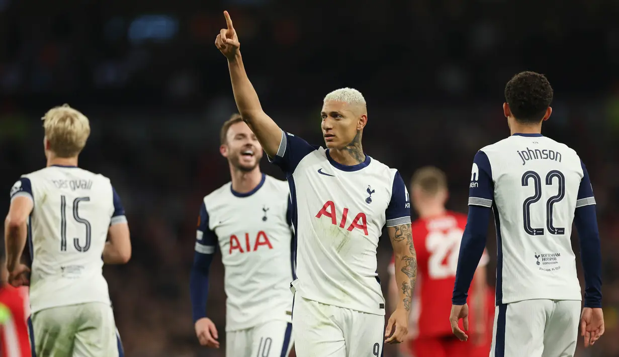 Pemain Tottenham Hotspur Richarlison (tengah) melakukan selebrasi setelah mencetak gol pembuka melalui eksekusi penalti pada lanjutan Liga Europa 2024/2025 melawan AZ Alkmaar di Stadion Tottenham di London, Kamis 24 Oktober 2024 atau Jumat 25 Oktober 2024 (AP Photo/Ian Walton)