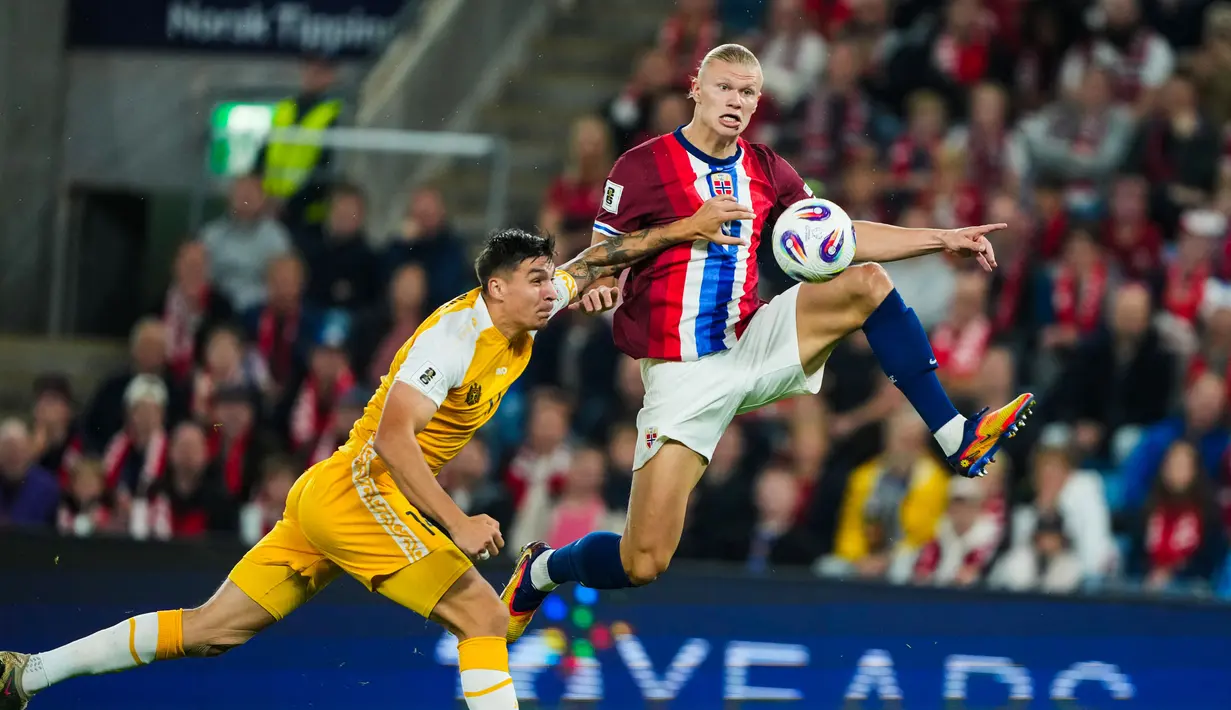 Pemain Timnas Norwegia, Erling Haaland, berebut bola dengan pemain Moldova dalam lanjutan Kualifikasi Piala Dunia 2026 di Ullevaal Stadium, Rabu (10/9/2025). (Cornelius Poppe/NTB via AP)