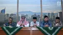 Dubes Arab Saudi untuk Indonesia, Osama bin Mohammed Al-Shuaibi (kedua kiri) menjawab pertanyaan di Kantor PP Muhammadiyah, Jakarta, Selasa (13/11). Osama memberi keterangan terkait Habib Rizieq dan jamaah haji Palestina. (Liputan6.com/Helmi Fithriansyah)