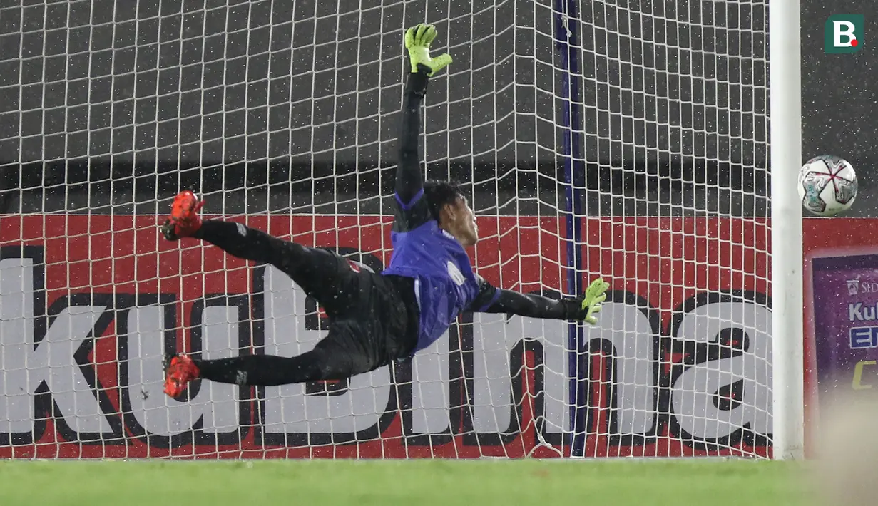 Kiper PSM Makassar, Hilman Syah mencoba menjangkau bola saat melawan PSS Sleman dalam laga pekan ke-12 BRI Liga 1 2021/2022 di Stadion Manahan, Solo, Kamis (18/11/2021). (Bola.com/Bagaskara Lazuardi)