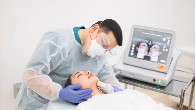 Ilustrasi Mengencangkan Wajah dengan Teknologi Ultherapy Prime