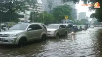 Depan Stasiun Gambir Banjir, Lalu Lintas Lumpuh