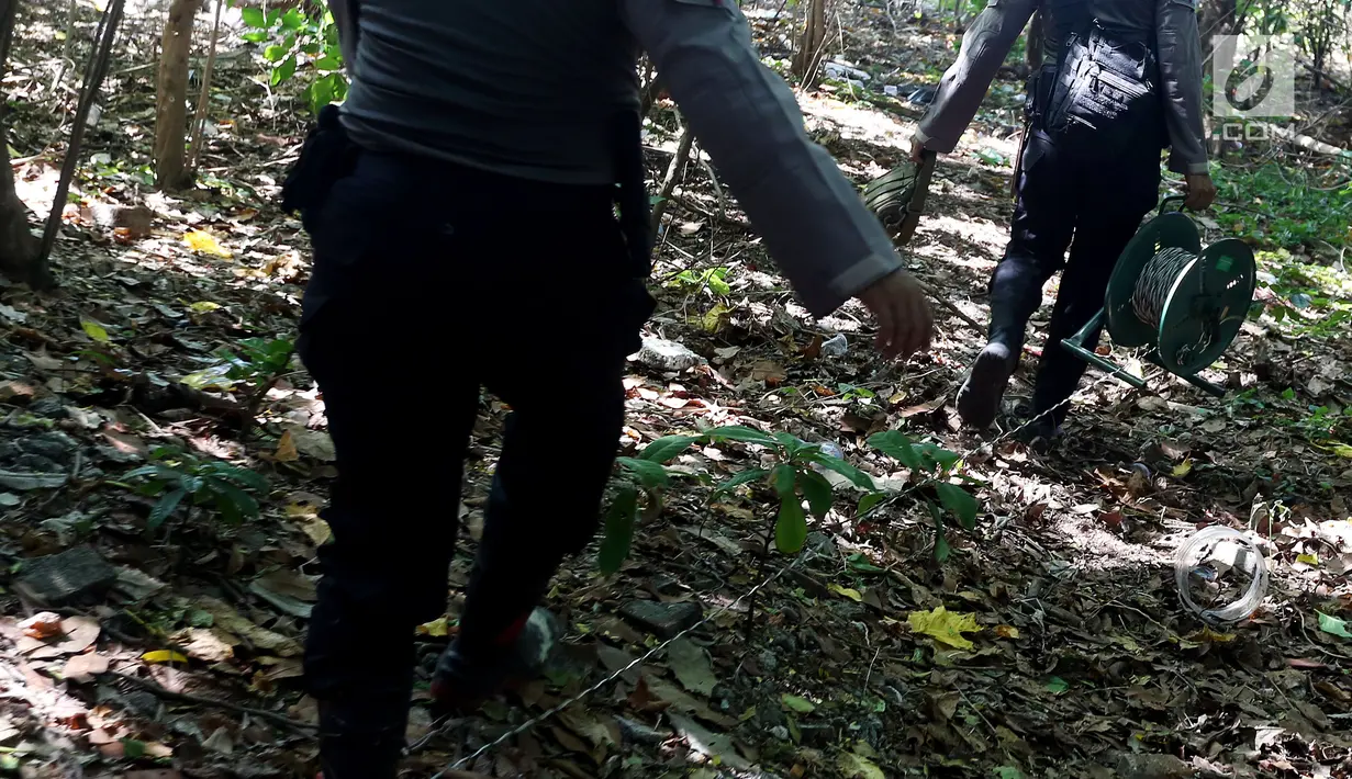 Satuan Brimob Detasemen Gegana Polda Metro Jaya bersiap melakukan giat disposal bom militer di tengah laut, Jumat (8/12). Kegiatan ini merupakan tindak lanjut dari penemuan granat dan mortir yang ditemukan oleh warga. (Liputan6.com/JohanTallo)