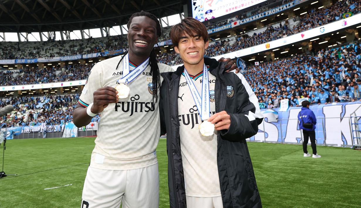 Musim 2024 ini pun diawali Bafetimbi Gomis dengan baik. Ia ikut mengantarkan Kawasaki Frontale menjuarai Fujifilm Super Cup alias Piala Super Jepang. Bermain penuh 90 menit meski tak mencetak gol, Kawasaki Frontale menang 1-0
atas Vissel Kobe. (J.LEAGUE)