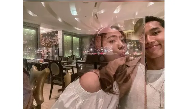 6 Potret Shania Eks JKT48 dan Jonatan Christie Dinner Natal Bersama, Curi Perhatian
