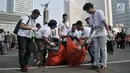 Relawan Gerakan Indonesia Bersih mengumpulkan sampah di area Car Free Day, Bundaran HI, Jakarta, Minggu (28/4/2019). Pemerintah meluncurkan aksi peduli sampah lewat 'Gerakan Indonesia Bersih' dengan sistem 3R (reduce, reuse, recycle) dalam menjaga lingkungan. (merdeka.com/Iqbal S. Nugroho)