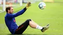 Kiper Atletico Madrid, Jan Oblak, saat sesi latihan di Majadahonda, Sabtu (9/5/2020). Latihan ini digelar jelang rencana kembali bergulirnya kompetisi La liga Spanyol. (AFP Photo)