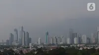 Suasana gedung bertingkat di kawasan Jakarta, Jumat (17/6/2022). Jakarta meneruskan posisinya di jajaran atas kota berkualitas udara buruk di dunia hari ini, Jumat 17 Juni 2022, setelah kemarin mencatat hal serupa. (Liputan6.com/Angga Yuniar)