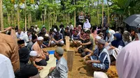 Pemakaman salah satu korban erupsi Gunung Marapi di Pekanbaru, Riau. (Liputan6.com/M Syukur)