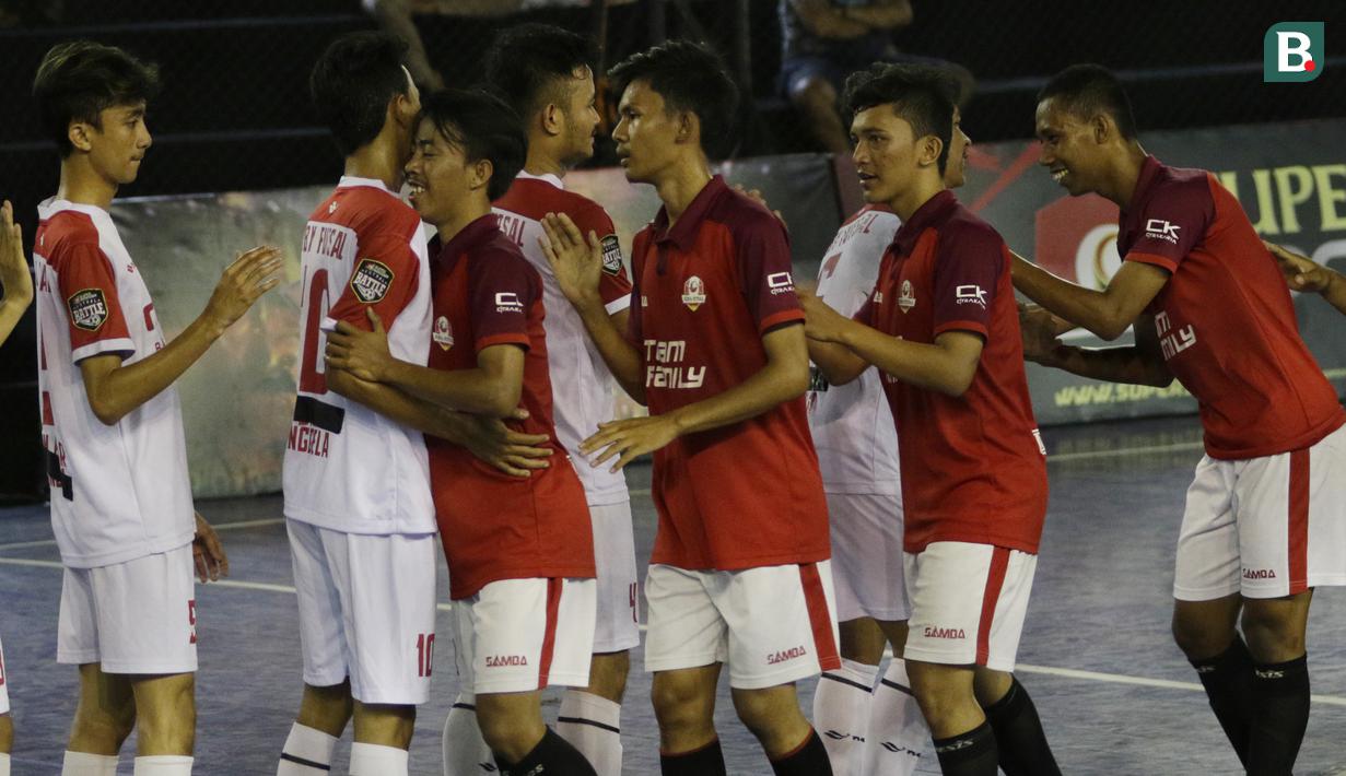 Pemain Doby MCW Banten saling bersalaman dengan pemain Surya Futsal usai laga Super Soccer Futsal Battle di Summarecon Mall Serpong, Sabtu (29/09/2018). Doby MCW Banten takluk 2-8 dari Surya Futsal. (Bola.com/M Iqbal Ichsan)