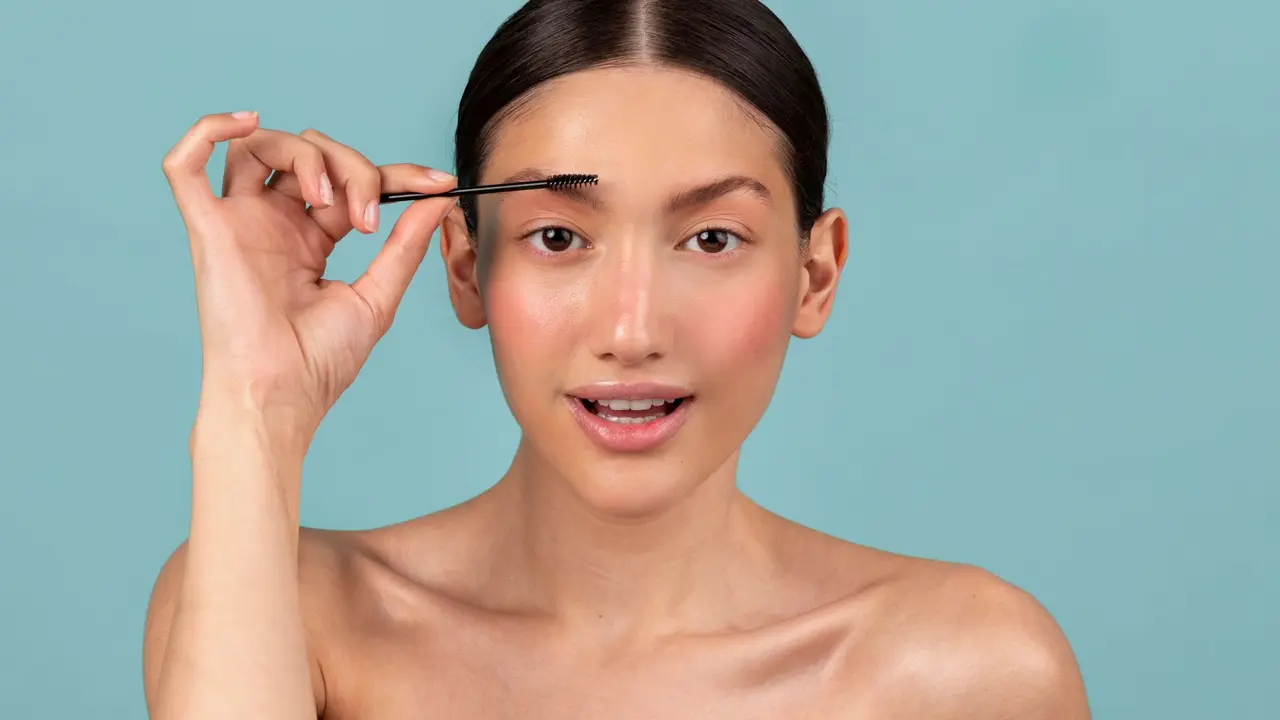 Mengenal Tren Bleached Brows, Teknik Alis yang Jadi Favorit Supermodel (photo by freepik)