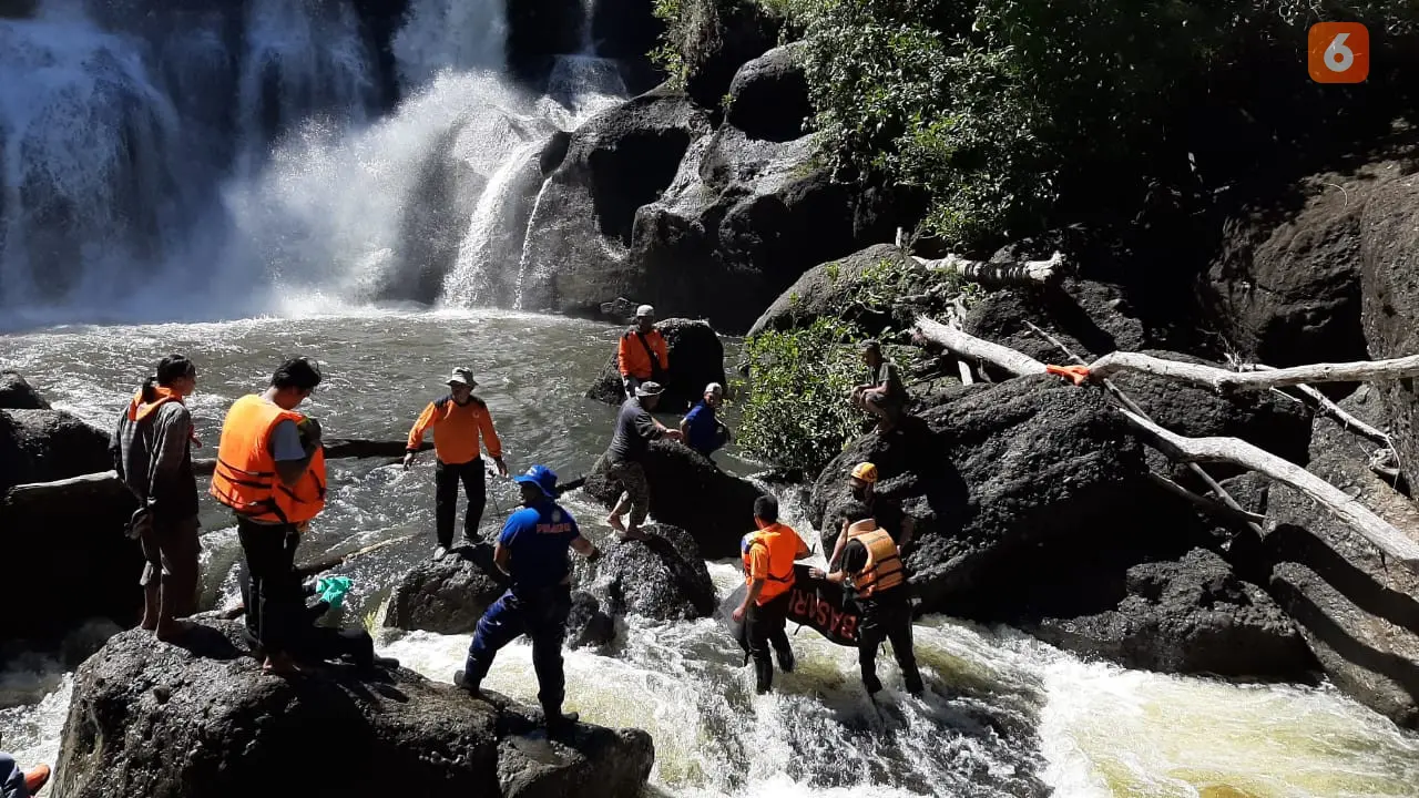 evakuasi korban yang jatuh dari air terjun di tojo unauna