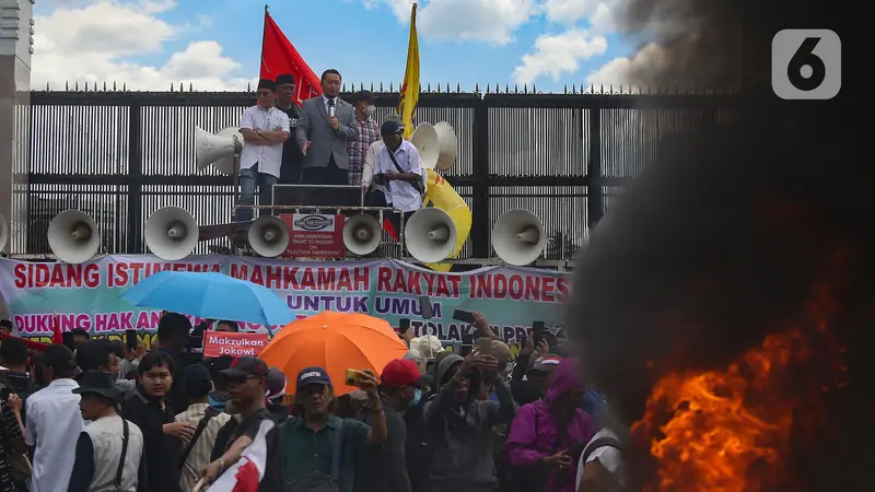 Aksi Bakar Ban Warnai Unjuk Rasa di Depan Gedung DPR