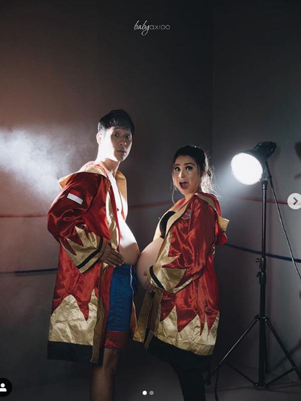Putri Titian dan Junior Liem kompak bertanding perut buncit mereka. (dok. Instagram @putrititian/https://www.instagram.com/p/BuYnxtzHy7a/Esther Novita Inochi)