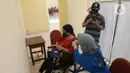Warga khusus DKI 18 tahun ke atas menerima vaksinasi Covid-19 di Gelanggang Olahraga, Pengadegan, Jakarta, Kamis (10/6/2021). Kementerian kesehatan memberikan ijin kepada Pemrov DKI Jakarta resmi menggelar vaksin covid-19 untuk kelompok masyarakat 18 tahun ke atas. (merdeka.com/Imam Buhori)