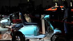 Pengunjung melihat motor Vespa di IIMS 2015, Jakarta, Kamis (27/8/2015). Karena ekonomi yang melemah target penjualan di IIMS 2015 diperkirakan tidak jauh berbeda dari tahun lalu sekitar Rp 5 triliun (Liputan6.com/JohanTallo)
