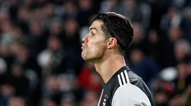 Reaksi penyerang Juventus, Cristiano Ronaldo, selama matchday kelima Grup D Liga Champions menghadapi Atletico Madrid di Allianz-Stadium, Turin, Selasa (26/11/2019). Meski gagal menyumbangkan gol, namun penampilan baru Ronaldo di laga tersebut menjadi sorotan. (AP/Antonio Calanni)