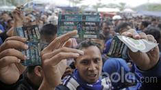 Antrean penonton pendukung Persib Bandung di Stadion SI Jalak Harupat jelang laga semifinal leg kedua Piala Presiden 2017 antara Persib Bandung vs Pusamania Borneo FC, Minggu (5/3/2017).  (Bola.com/Peksi Cahyo)
