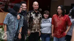 Ahmad Dhani bersama sejumlah musisi berfoto bersama saat menghadiri sosialisasi UU No 28 Tahun 2014 tentang Hak Cipta terhadap pengusaha karaoke di Polda Metro Jaya, Jakarta, Kamis (6/10). (Liputan6.com/Gempur M)