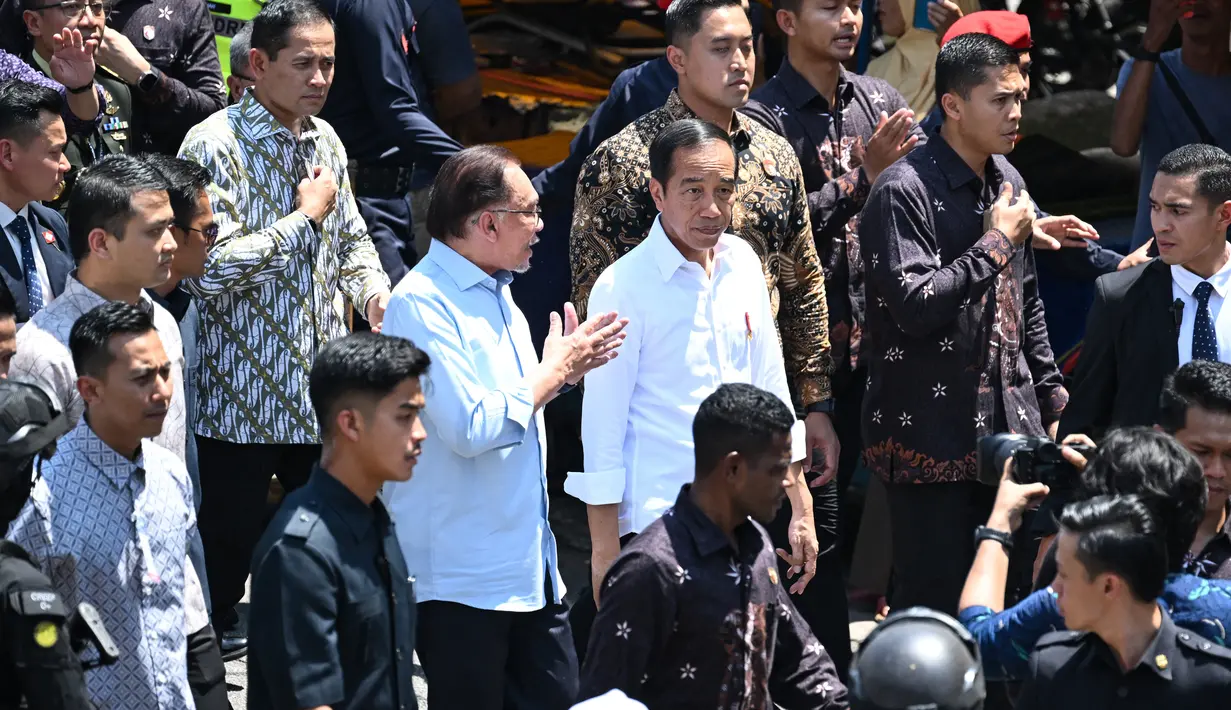 Sebelum ke Malaysia, Jokowi terlebih dahulu melakukan kunjungan kerja ke Singapura.  (AFP/Mohd Rasfan)