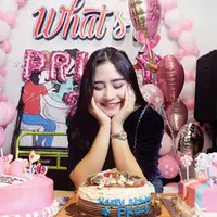 Prilly Latuconsina beberapa kali mengunggah kebersamaannya dengan Maxime Bouttier. Hingga kini belum diketahui hubungan keduanya. (Instagram/prillylatuconsina96)