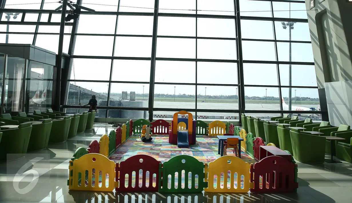 Ruang tunggu dan tempat bermain anak di Terminal 3 Ultimate Bandara Soekarno-Hatta, Cengkareng, Banten, Sabtu (2/7). Pengerjaan Terminal 3 Ultimate Bandara Soekarno-Hatta tinggal persoalan ATC yang perlu diselesaikan. (Liputan6.com/Faizal Fanani)
