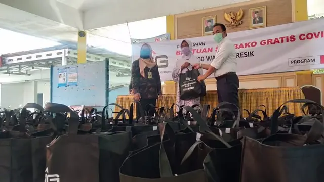 PT Semen Indonesia (Persero) Tbk membagikan ribuan paket sembako gratis kepada masyarakat sekitar perusahaan, Kamis (14/5/2020). (Dian/Liputan6.com)