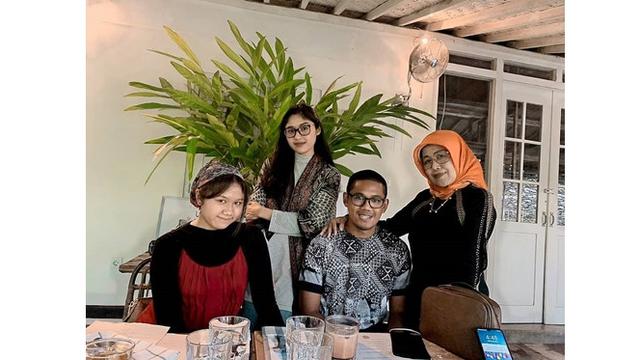 6 Potret Shania Adik Erina Gudono yang Baru Lulus Ujian Skripsi, Curi Perhatian