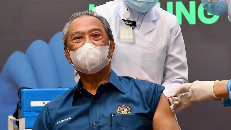 PM Malaysia Muhyiddin Yassin disuntik vaksin COVID-19 buatan Pfizer.