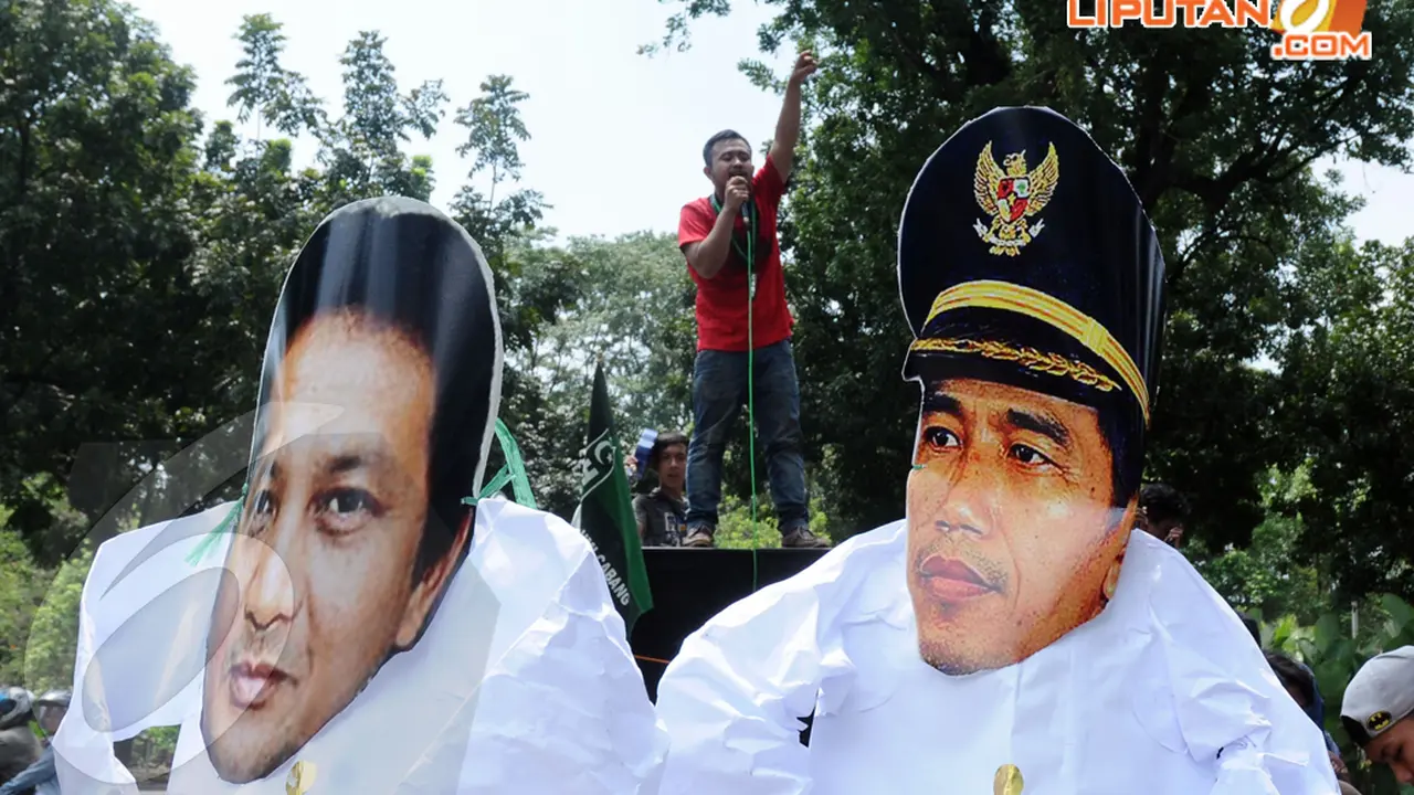 [FOTO] Puluhan Massa Geruduk Balai Kota Terkait Dugaan Korupsi Jokowi