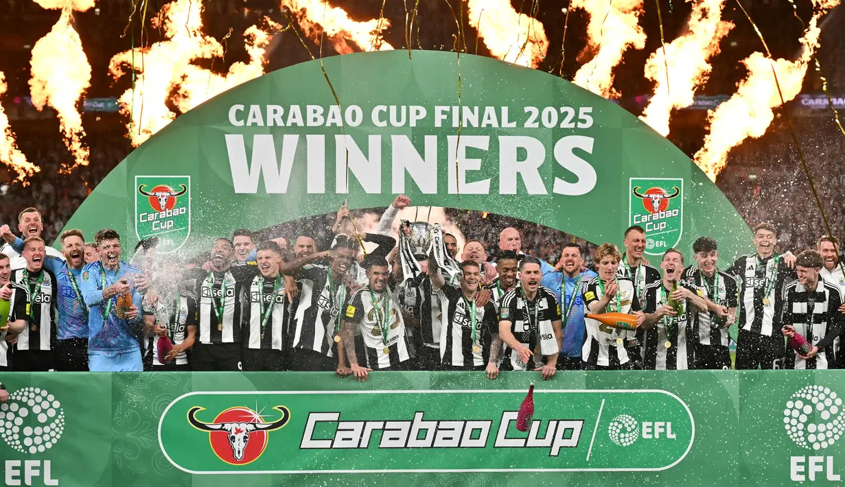 Newcastle United sukses menyabet gelar Piala Liga Inggris atau Carabao Cup 2025, setelah sebelumnya gagal di dua pertandingan final pada 1975-76 dan 2022-2023. (Glyn KIRK/AFP)