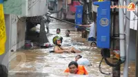 Petugas Masih Bingung Buang Sedotan Air Banjir Kampung Pulo