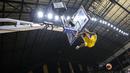 Pebasket Tangerang Hawks, Jarron Crump beraksi saat IBL All Star 2022 Dunk Contest di Hall Basket GBK, Senayan, Kamis (31/03/2022). (Bola.com/Bagaskara Lazuardi)