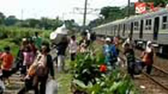 Penumpang Kereta Terlatar