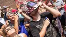Seorang pria melihat gerhana matahari melalui topeng tukang las dari atas bar The Stage on Broadway di Tennessee, Senin (21/8). Gerhana matahari total terjadi di 14 negara bagian AS, sementara lainnya mengalami gerhana matahari parsial. (Erik Schelzig/AP)