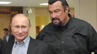 Permintaan kepada Steven Seagal untuk melatih polisi ini tak lepas dari fakta bahwa aktor laga ini adalah salah satu slebriti yang bersosialisasi dengan Presiden Rusia Vladimir Putin. (AFP/Bintang.com)