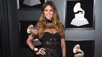 Heidi Klum mengenakan gaun hitam semi transparan berpose untuk difoto saat menghadiri Grammy Awards ke-60 di Madison Square Garden, New York (28/1). (Photo by Evan Agostini/Invision/AP)