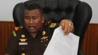 Wito menunjukkan Surat dari Plt Sekda yang meyatakan bahwa tersangka Walikota Bengkulu Helmi Hasan sedang sakit tanpa lampiran rekam medik. (Liputan6.com/Yuliardi Hardjo Putra)