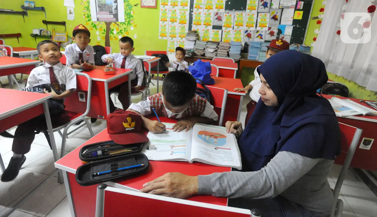 Orang tua murid menjadi guru dadakan dalam kegiatan belajar mengajar siswa dan siswi di SDN Pondok Cina 1, Depok, Jawa Barat, Senin (14/11/2022). Para orang tua murid ataupun relawan mengajar di setiap-setiap kelas, mulai dari kelas 1 hingga 6. (merdeka.com/Arie Basuki)