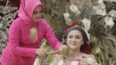 Dalam momen-momen penting itu, Vicky Shu mengusung budaya Jawa. Ia terlihat cantik dengan mengenakan kebaya warna cokelat dan rambutnya disanggul rapi. (Foto: instagram.com/aldiphoto)