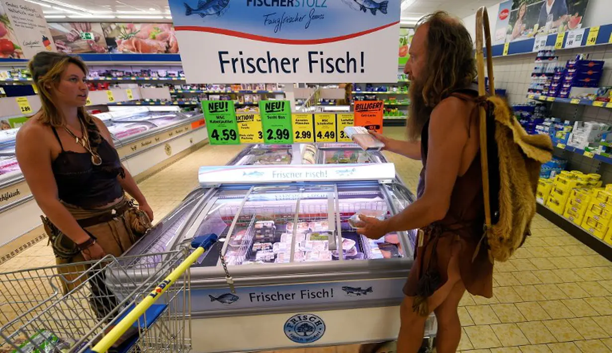 Liza dan Werner tampak tengah berbincang di sebuah supermarket di Jerman, (28/7/14). (AFP PHOTO/DPA/CARSTEN REHDER)